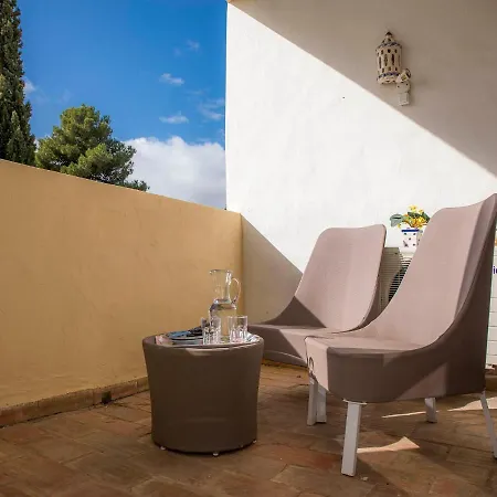 Apartment A27 - Secluded 2 Minutes From The Center